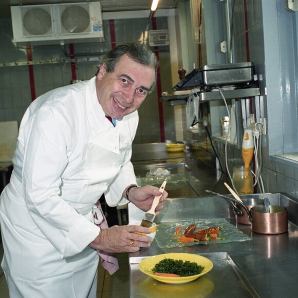 Archives - Exclusif - Rendez-vous avec le chef cuisinier Marc Meneau et sa femme dans leur restaurant "L'Espérance" à Saint-Père-sous-Vézelay en 1996 C'est en 1972, que Marc Meneau créé ce restaurant, où S.Gainsbourg, se sachant condamné viendra passer une partie de ses derniers jours chez lui. Pour des raisons de santé son restaurant fermera en 2015. En 1972, il reçoit sa première étoile au Guide Michelin, puis en 1975 sa deuxième et en 1983 sa troisième, qu'il perdra en 1999, mais conservera 19/20 au Gault et Millau. Il réintégrera le cercle très fermé des établissements triplement étoilés en 2004 © Jean-Claude Woestelandt / Bestimage 