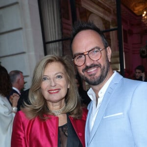 Valérie Trierweiler et Jarry assistent au dîner Peninsula in Pink d'Octobre Rose au profit des Bonnes Fees, à Paris, France, le 03 octobre 2024. Photo par Jerome Dominé/ABACAPRESS.COM