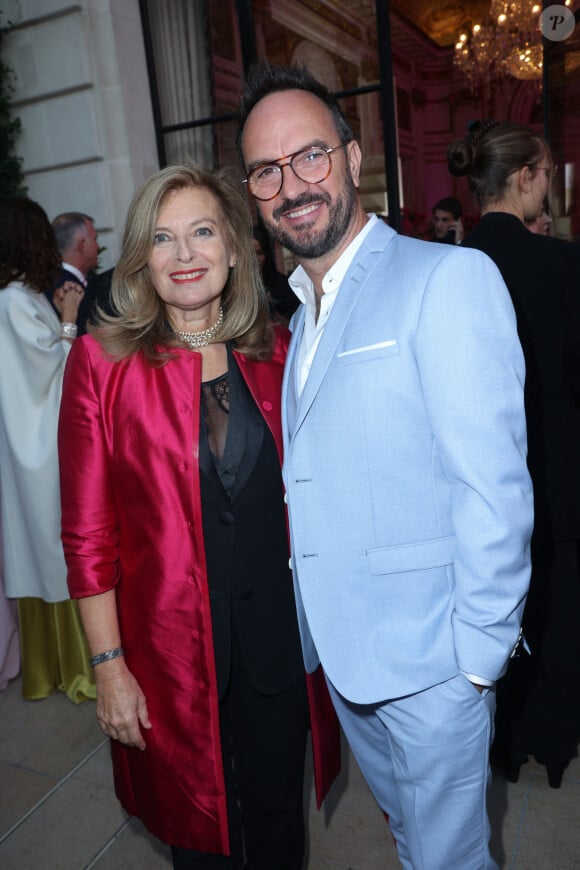 Valérie Trierweiler et Jarry assistent au dîner Peninsula in Pink d'Octobre Rose au profit des Bonnes Fees, à Paris, France, le 03 octobre 2024. Photo par Jerome Dominé/ABACAPRESS.COM