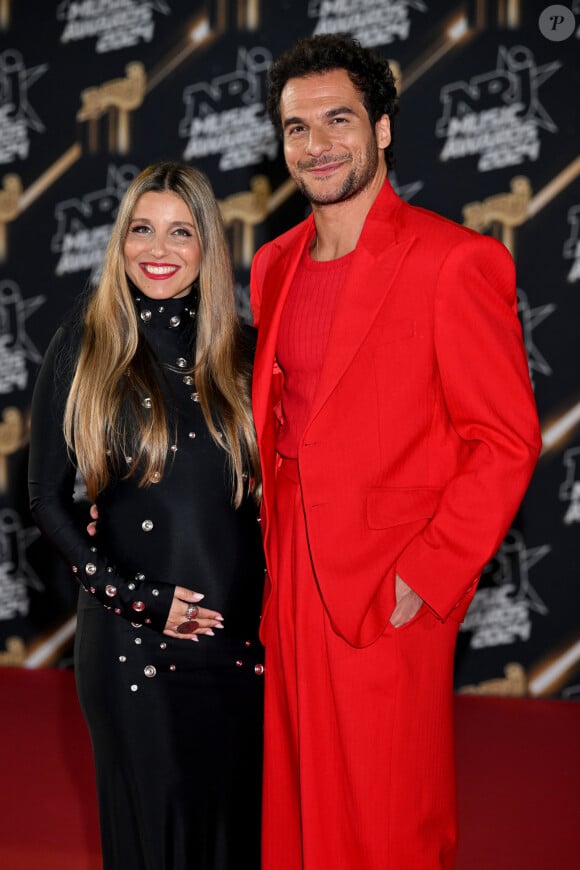 Le chanteur a livré une prestation qui restera gravée dans l'histoire de l'évènement
Amir et sa femme Lital, enceinte de leur troisième enfant, au photocall de la 26ème édition des NRJ Music Awards à Cannes, le 1er novembre 2024. Mariés depuis dix ans, Amir et Lital Haddad vont prochainement agrandir la famille, déjà composée de leurs enfants, Mikhaël et Or. © Bebert / Guignebourg / Bestimage 