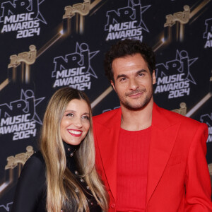 L'ancien finaliste de The Voice s'est tout simplement fait raser la tête en direct sur scène par des danseuses
Amir et sa femme Lital, enceinte de leur troisième enfant, au photocall de la 26ème édition des NRJ Music Awards à Cannes, le 1er novembre 2024. Mariés depuis dix ans, Amir et Lital Haddad vont prochainement agrandir la famille, déjà composée de leurs enfants, Mikhaël et Or. © Guignebourg / Bebert / Bestimage