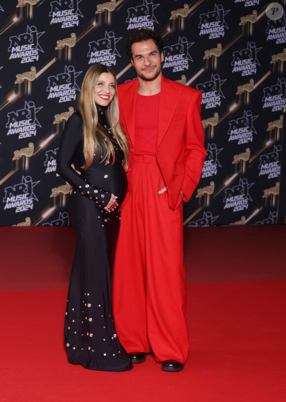 L'ancien finaliste de The Voice s'est tout simplement fait raser la tête en direct sur scène par des danseuses
Amir et sa femme Lital, enceinte de leur troisième enfant, au photocall de la 26ème édition des NRJ Music Awards à Cannes, le 1er novembre 2024. Mariés depuis dix ans, Amir et Lital Haddad vont prochainement agrandir la famille, déjà composée de leurs enfants, Mikhaël et Or. © Guignebourg / Bebert / Bestimage