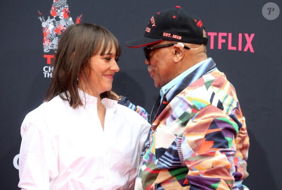 Quincy Jones a toujours été considéré comme l'un des plus grands producteurs de musique. Le nombre de Grammy Awards, remporté durant sa carrière, on parle ici de 28, est là pour en témoigner.
Quincy Jones et sa fille Rashida Jones - Quincy Jones laisse ses empreintes sur le ciment lors d'une cérémonie au théâtre Chinese à Hollywood le 27 novembre 2018.