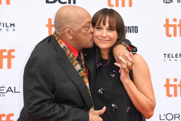 Certains en admirent le travail, d'autres sont fans de sa fille, Rashida Jones, star de la série culte "The Office", entre autres.
Rashida Jones et son père Quincy à la première de "Quincy" au Toronto International Film Festival 2018 (TIFF), le 9 septembre 2018. © Igor Vidyashev via Zuma Press/Bestimage