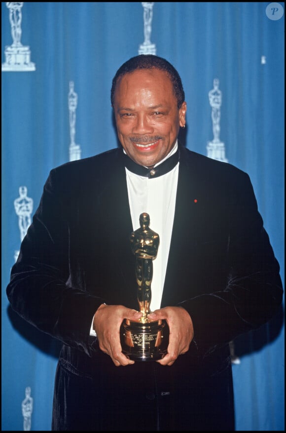 "Ce soir, le coeur plein mais brisé, nous devons partager la nouvelle du décès de notre père et frère Quincy Jones", ont déclaré ses proches.
Quincy Jones en 1994, aux Oscars