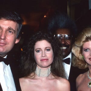 La nounou des Trump a quant à elle était bien loti par feu Ivana Trump.
Archives - Donald Trump, Diandra Douglas, Ivana Trump, Michael Douglas lors de la Trump Book Party ''The Art of the Deal'' à la Trump Tower à New York City, le 12 décembre 1987 © Sonia Moskowitz/Globe Photos via ZUMA Wire/Bestimage