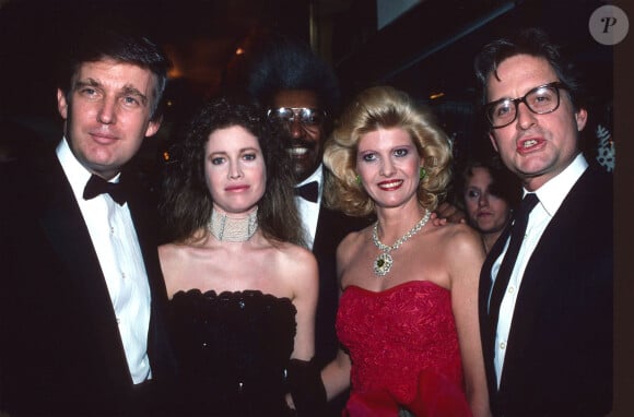 La nounou des Trump a quant à elle était bien loti par feu Ivana Trump.
Archives - Donald Trump, Diandra Douglas, Ivana Trump, Michael Douglas lors de la Trump Book Party ''The Art of the Deal'' à la Trump Tower à New York City, le 12 décembre 1987 © Sonia Moskowitz/Globe Photos via ZUMA Wire/Bestimage