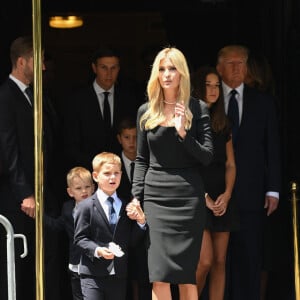 Sa progéniture, Donald jr., Ivanka et Eric ont hérité d'une beau pactole.
Jared Kushner, Ivanka Trump, et leurs enfants, Donald Trump - Sorties à la maison funéraire Frank Campbell à New York, avant les obsèques de Ivana Trump. Le 20 juillet 2022