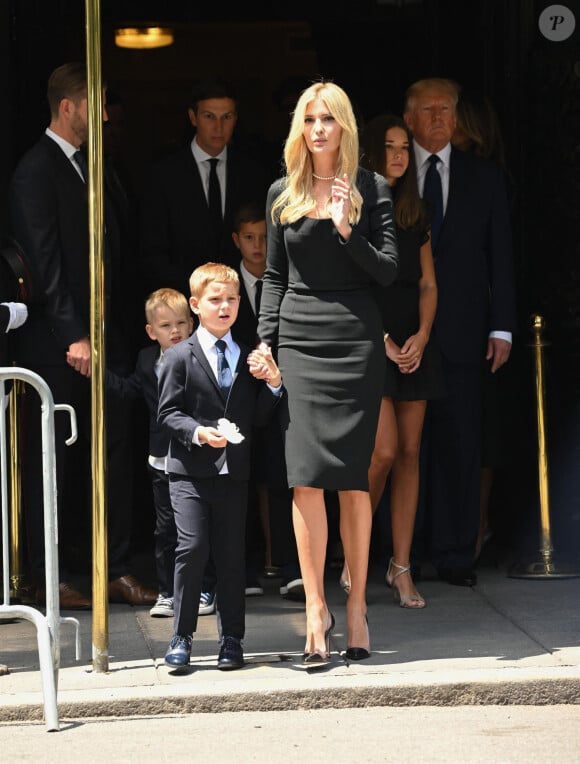 Sa progéniture, Donald jr., Ivanka et Eric ont hérité d'une beau pactole.
Jared Kushner, Ivanka Trump, et leurs enfants, Donald Trump - Sorties à la maison funéraire Frank Campbell à New York, avant les obsèques de Ivana Trump. Le 20 juillet 2022