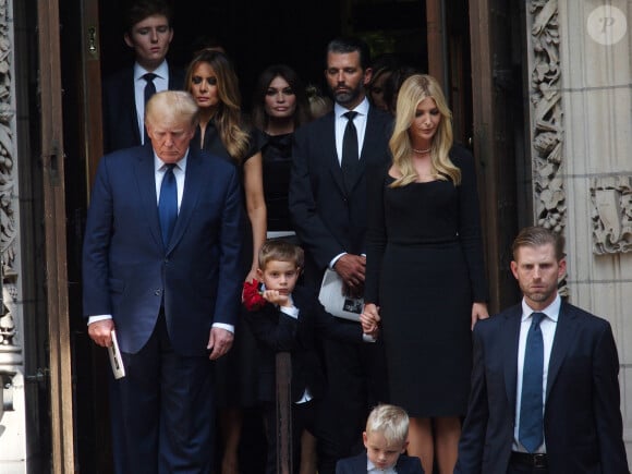 La famille Trump possède beaucoup d'argent mais pas seulement grâce à Donald.
Barron Trump, Donald Trump et sa femme Melania, Kimberly Guilfoyle, Donald Trump Jr, Ivanka Trump, Eric Trump, et leurs enfants - Obsèques de Ivana Trump en l'église St Vincent Ferrer à New York. © Bruce Cotler / Zuma Press / Bestimage