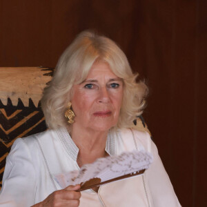 "Elle a dû se retirer de ses engagements pour cette semaine mais espère vivement être remise sur pied pour assister aux évènements de ce week-end." 
Le roi d'Angleterre et Camilla Parker Bowles, reine consort d'Angleterre, assistent à une cérémonie officielle de bienvenue royale "Ava" à l'Université nationale de Samoa à Apia, Samoa, le 24 octobre 2024. © Ian Vogler/MirrorPix/Bestimage