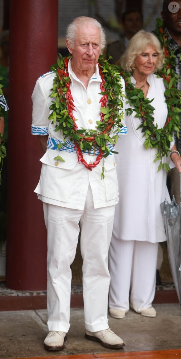 Aucun autre détail n'a été donné concernant la maladie mais seule indication donnée au sujet de son traitement : beaucoup de repos !
Le roi Charles III d'Angleterre et la reine consort Camilla Parker Bowles en visite dans un village sur les Iles Samoa, à l'occasion de leur visite en Australie. Le 24 octobre 2024 © Ian Vogler / MirrorPix / Bestimage 