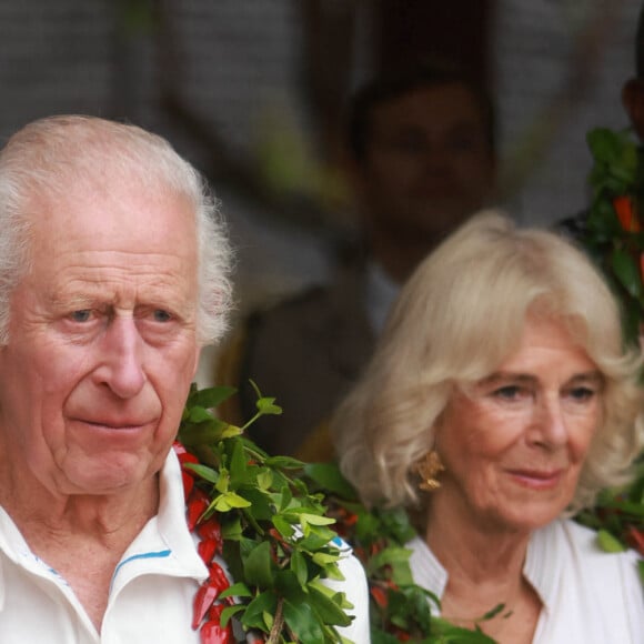 Aucun autre détail n'a été donné concernant la maladie mais seule indication donnée au sujet de son traitement : beaucoup de repos !
Le roi Charles III d'Angleterre et la reine consort Camilla Parker Bowles en visite dans un village sur les Iles Samoa, à l'occasion de leur visite en Australie. Le 24 octobre 2024 © Ian Vogler / MirrorPix / Bestimage 