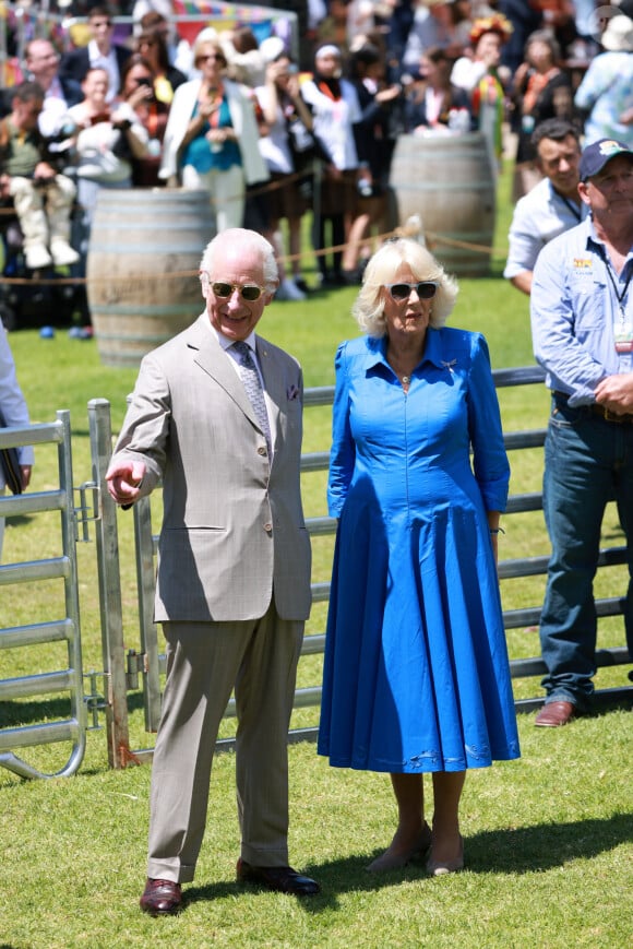 Le roi Charles III d'Angleterre et Camilla Parker Bowles, reine consort d'Angleterre, participent au barbecue communautaire à Sydney, le 22 octobre 2024. 