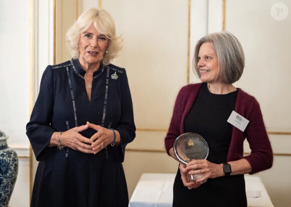 Camilla Parker Bowles, reine consort d'Angleterre, lors d'une réception pour présenter le premier Prix de la Reine pour l'ostéoporose, à Clarence House à Londres. 