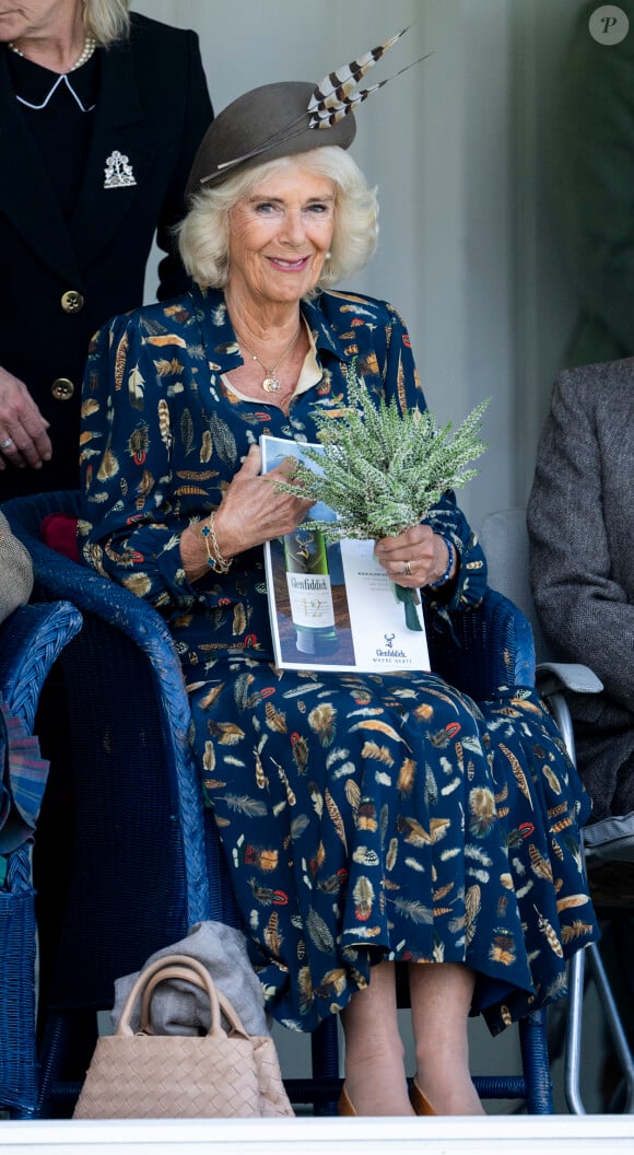 Le roi Charles III d'Angleterre et Camilla Parker Bowles, reine consort d'Angleterre, partagent un fou rire lors du Braemar Gathering 2024, le 7 septembre 2024. © Goff / Bestimage 