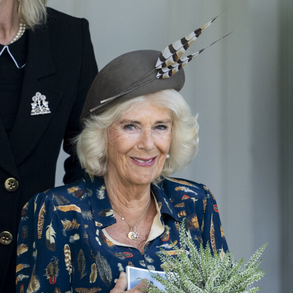 Le roi Charles III d'Angleterre et Camilla Parker Bowles, reine consort d'Angleterre, partagent un fou rire lors du Braemar Gathering 2024, le 7 septembre 2024. © Goff / Bestimage 