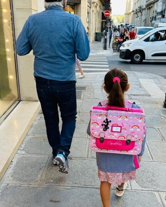 Gérard Darmon a posté une photo avec sa petite dernière à l'occasion de la rentrée des classes. Pour ce premier jour, c'est papa qui l'emmène à l'école.