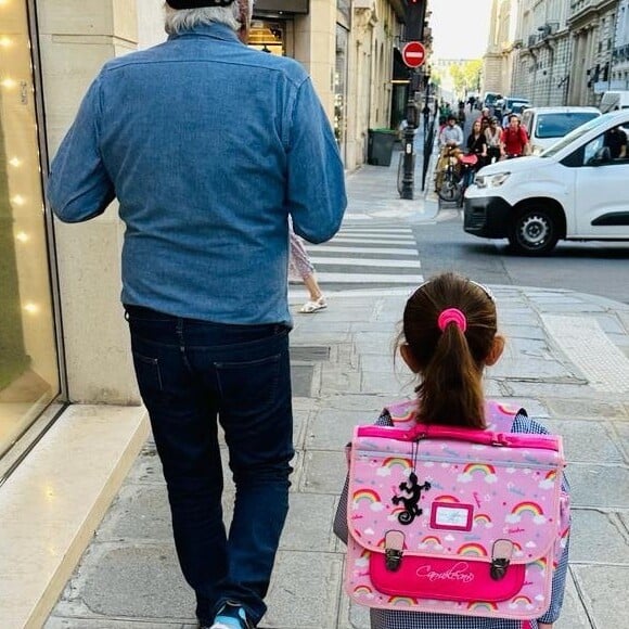 Gérard Darmon a posté une photo avec sa petite dernière à l'occasion de la rentrée des classes. Pour ce premier jour, c'est papa qui l'emmène à l'école.