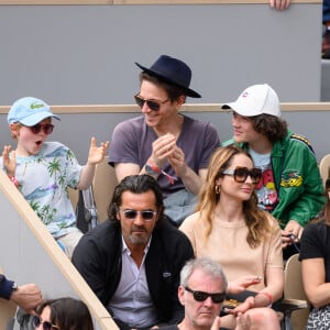 Aujourd'hui, Raphaël, sa femme et ses enfants peuvent voyager car il a vaincu sa peur de l'avion.
Mélanie Thierry, Raphael Haroche et leurs enfants dans les tribunes lors de Roland Garros 2022 le 26 mai 2022 à Paris, France. Photo par Laurent Zabulon/ABACAPRESS.COM