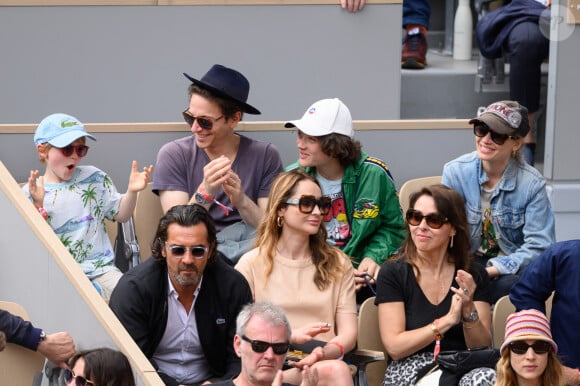 Aujourd'hui, Raphaël, sa femme et ses enfants peuvent voyager car il a vaincu sa peur de l'avion.
Mélanie Thierry, Raphael Haroche et leurs enfants dans les tribunes lors de Roland Garros 2022 le 26 mai 2022 à Paris, France. Photo par Laurent Zabulon/ABACAPRESS.COM