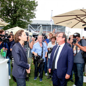 Angoulême. 22/08/2017. Dixieme edition du Festival du film francophone (FFA). L'ancien president Francois Hollande tout sourire avec le chanteur et membre du jury Raphael. Medias - Photo by Metifet/ANDBZ/ABACAPRESS.COM