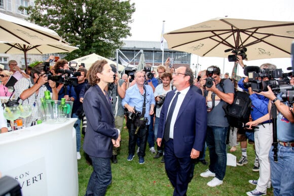 Angoulême. 22/08/2017. Dixieme edition du Festival du film francophone (FFA). L'ancien president Francois Hollande tout sourire avec le chanteur et membre du jury Raphael. Medias - Photo by Metifet/ANDBZ/ABACAPRESS.COM