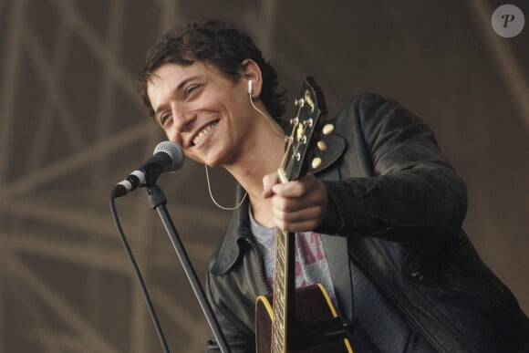 Le chanteur français Raphael se produit sur scène lors de la 15ème édition du festival des Vieilles Charrues, à Carhaix, France, le 21 juillet 2006. Photo par DS/ABACAPRESS.COM