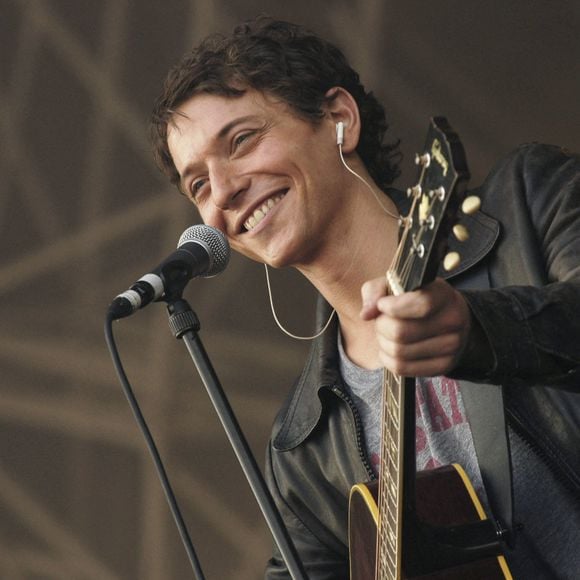 Le chanteur français Raphael se produit sur scène lors de la 15ème édition du festival des Vieilles Charrues, à Carhaix, France, le 21 juillet 2006. Photo par DS/ABACAPRESS.COM