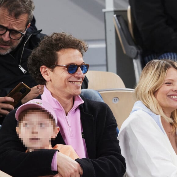 Le chanteur Raphaël, sa compagne Mélanie Thierry et leurs enfants Roman et Aliocha Haroche dans les tribunes des Internationaux de France de tennis de Roland Garros 2024 à Paris, le 29 mai 2024. © Moreau / Jacovides / Bestimage