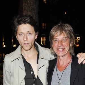 La chanson "Sur la route", en duo avec Jean-Louis Aubert, témoigne à sa manière de cette phobie vaincue.
Le chanteur Raphaël et Jean-Louis Aubert devant le théâtre du Rond-Point en 2011. 