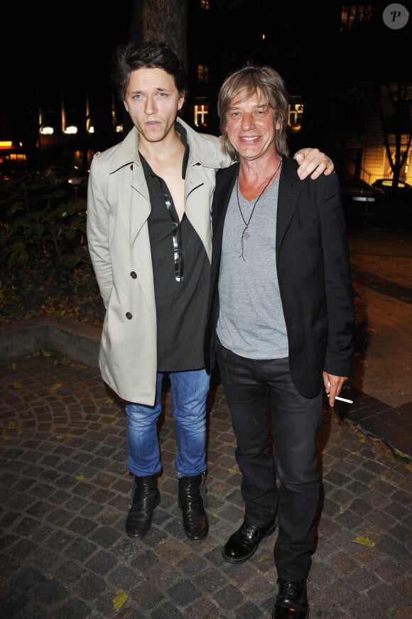 La chanson "Sur la route", en duo avec Jean-Louis Aubert, témoigne à sa manière de cette phobie vaincue.
Le chanteur Raphaël et Jean-Louis Aubert devant le théâtre du Rond-Point en 2011. 