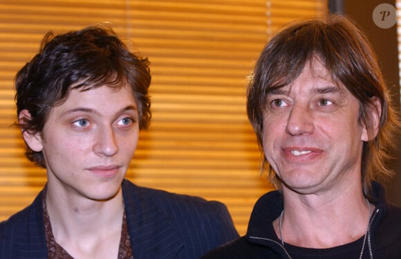 © Giancarlo Gorassini/ABACA. Paris-France, 5 février 2004. Jean-Louis Aubert et Raphael Haroche, laureats du grand prix de l'UNAC pour leur chanson 'Sur la route'