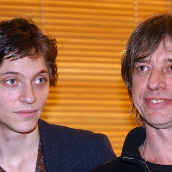 © Giancarlo Gorassini/ABACA. Paris-France, 5 février 2004. Jean-Louis Aubert et Raphael Haroche, laureats du grand prix de l'UNAC pour leur chanson 'Sur la route'