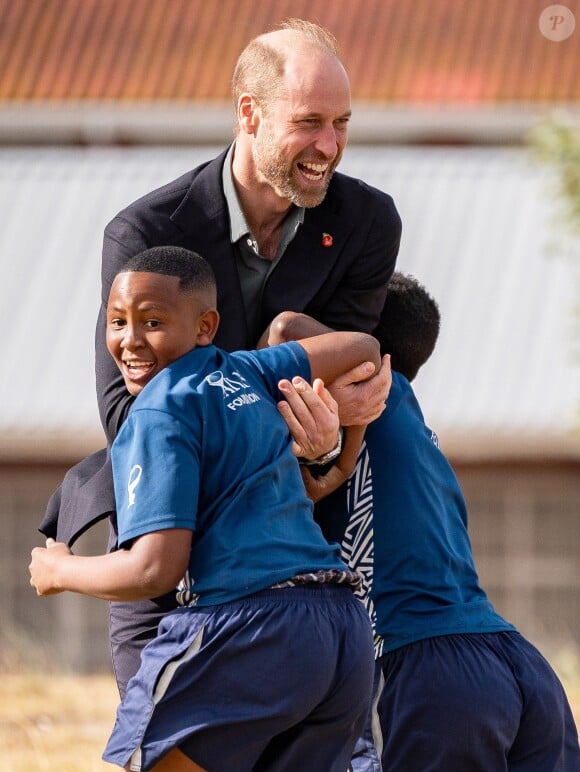 Le prince William, prince de Galles, participe à un entraînement de rugby avec des écoliers lors d'une visite à l'école secondaire Ocean View au Cap, en Afrique du Sud le 4 novembre 2024. © Alpha Press / Bestimage 