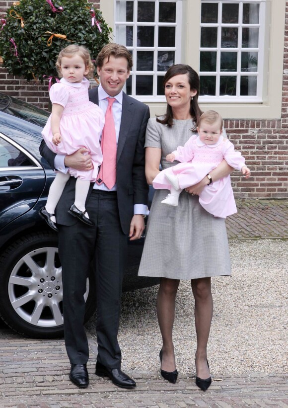 La famille royale des Pays-Bas était au complet pour le baptême de la petite Eliane (à droite dans les bras de sa maman, tandis que sa soeur Magali est dans ceux de son père, le prince Floris), le 28 mars 2010