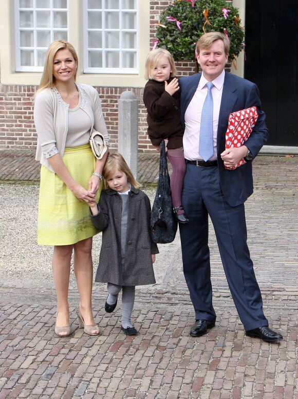 La famille royale des Pays-Bas (photo : Maxima et Willem-Alexander avec leurs filles) était au grand complet pour le baptême de la petite Eliane, le 28 mars 2010