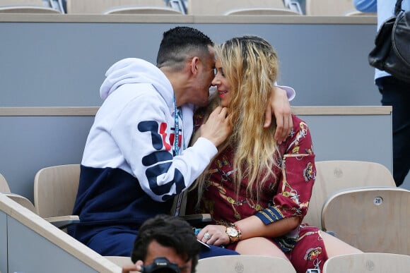 Exclusif - Marion Bartoli et son nouveau compagnon le joueur de football belge Yahya Boumediene s'embrassent dans les tribunes des Internationaux de France de Tennis de Roland Garros à Paris. 22 Mai 2019