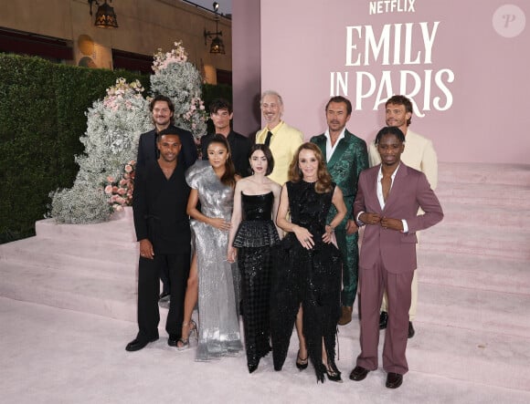 Celui qui interprète le cuisinier Gabriel dans "Emily in Paris" et qui a conquis le coeur de la jeune femme est sur tous les fronts. 
Lucas Bravo, Lucien Laviscount, Ashley Park, Paul Forman, Lily Collins, Philippine Leroy Beaulieu, à l'avant-première de la première partie de la saison 4 de la série "Emily in Paris" à Los Angeles, le 14 août 2024.