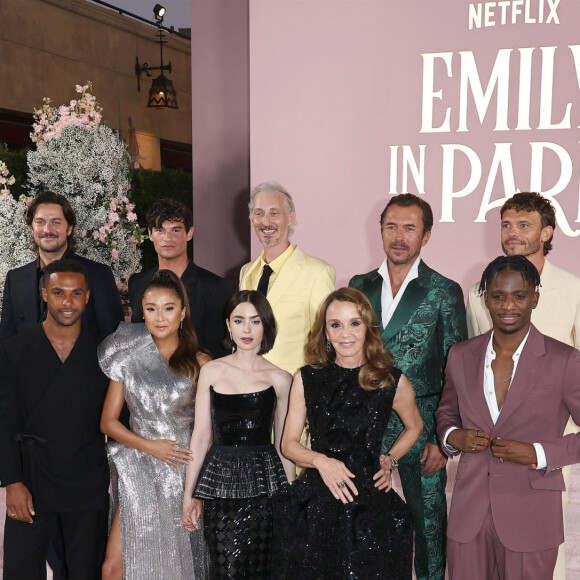 Celui qui interprète le cuisinier Gabriel dans "Emily in Paris" et qui a conquis le coeur de la jeune femme est sur tous les fronts. 
Lucas Bravo, Lucien Laviscount, Ashley Park, Paul Forman, Lily Collins, Philippine Leroy Beaulieu, à l'avant-première de la première partie de la saison 4 de la série "Emily in Paris" à Los Angeles, le 14 août 2024.