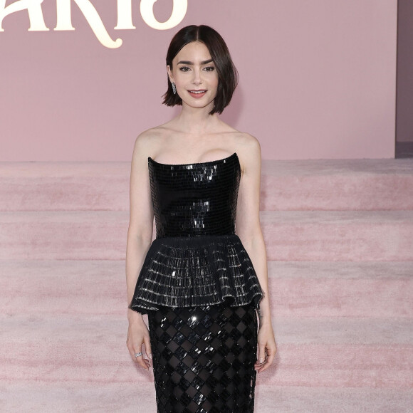 Outre son rôle devenu emblématique aux côtés de Lily Collins, l'acteur est à l'affiche de Libre, le nouveau film de Mélanie Laurent. 
Lily Collins à l'avant-première de la première partie de la saison 4 de la série "Emily in Paris" à Los Angeles