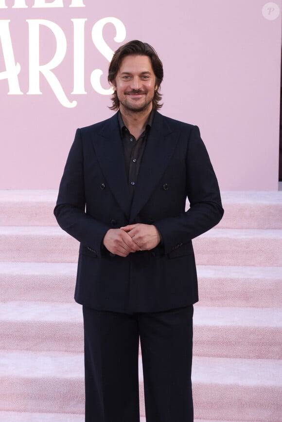 Lucas Bravo à l'avant-première de la première partie de la saison 4 de la série "Emily in Paris" à Los Angeles, le 14 août 2024© Crash-imageSPACE / Zuma Press / Bestimage