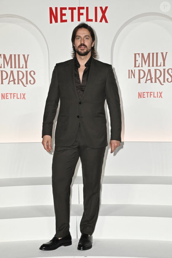 L'acteur a avoué à demi-mot souffrir d'un syndrome qui touche pas moins de 70% de personnes au moins une fois dans leur vie. 
Lucas Bravo - Première de la quatrième saison de la série '"Emily In Paris" à Rome le 10 septembre 2024.