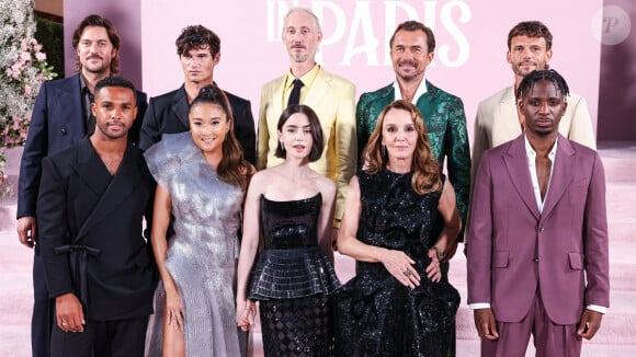 Lucas Bravo, Lucien Laviscount, Paul Forman, Ashley Park, Bruno Gouery, Lily Collins, William Abadie - Hollywood, Californie - Première à Los Angeles de la saison 4, partie 1, de 'Emily in Paris' de Netflix, au Théâtre Égyptien de Hollywood.