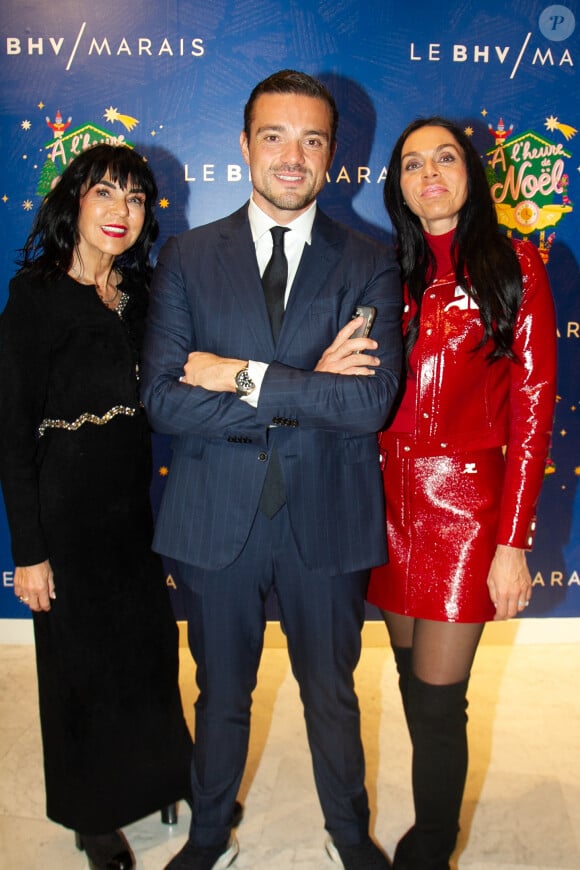 Frédéric Merlin entre sa mère Dominique et sa soeur lors de la soirée d'inauguration "Noël du BHV Marais" à Paris. Le 6 novembre 2024 © Philippe Baldini / Bestimage