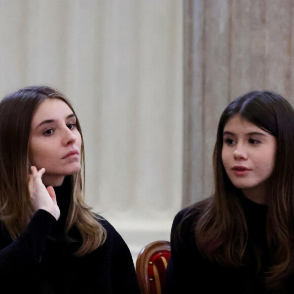 "le trac a été tellement violent que j'étais absente et que je me suis retrouvée critiquée"
La princesse Clotilde Courau et ses filles les princesses Vittoria et Luisa - Veillée funèbre du prince Victor-Emmanuel de Savoie, en l'Eglise de Sant'Uberto à Turin, en présence de sa veuve Marina Ricolfi-Doria, de son fils, le prince E-P. de Savoie avec sa femme la princesse Clotilde Courau et leurs filles les princesses Vittoria et Luisa, le 9 février 2024. Le fils du dernier roi d'Italie s'est éteint le 3 février 2024 à l'âge de 86 ans. © Dominique Jacovides/Bestimage