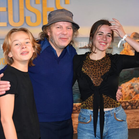 Qui a une passion décalée 
Billy, le fils de Philippe Katrine et Julie Depardieu, Philippe Katerine, sa fille Edie Blanchard - Avant-première du film "Voleuses" diffusé sur Netflix. Paris le 24 octobre 2023. © Veeren / Bestimage