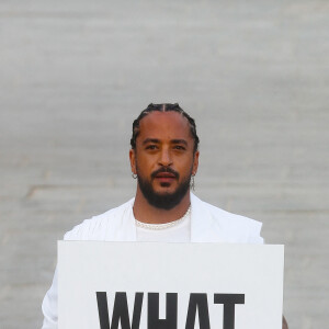 Exclusif - Slimane interprète sa nouvelle chanson "Résister" sur le parvis de Notre-Dame à Paris. Le 6 juin 2024.