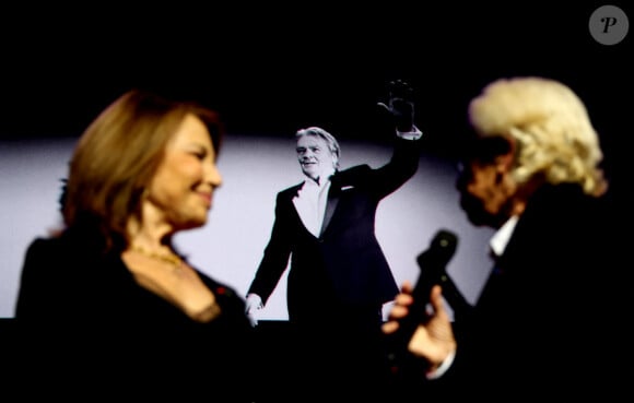 Exclusif - Nicole Calfan et Véronique de Villèle lors de la soirée hommage Ciné-concert symphonique "Alain Delon, le dernier Samouraï" au palais des congrès à Paris le 8 novembre 2024 le jour de son anniversaire. Pour cette soirée, le chef d'orchestre Vahan Mardirossian a dirigé l'orchestre symphonique de Douai. © Jacovides / Moreau / Bestimage 