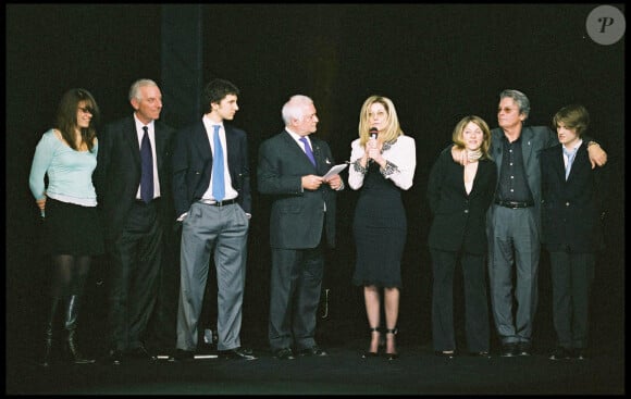 Mathias Moncorge Gabin entouré de ses deux enfants Célia et Alexis,  Jean-Claude Brialy, Florence Moncorge Gabin", sa fille Christina, Alain Delon et le fils de Florence, Jean-Paul - Hommage pour les 100 ans de la naissance de Jean Gabin le 3 février 2004.